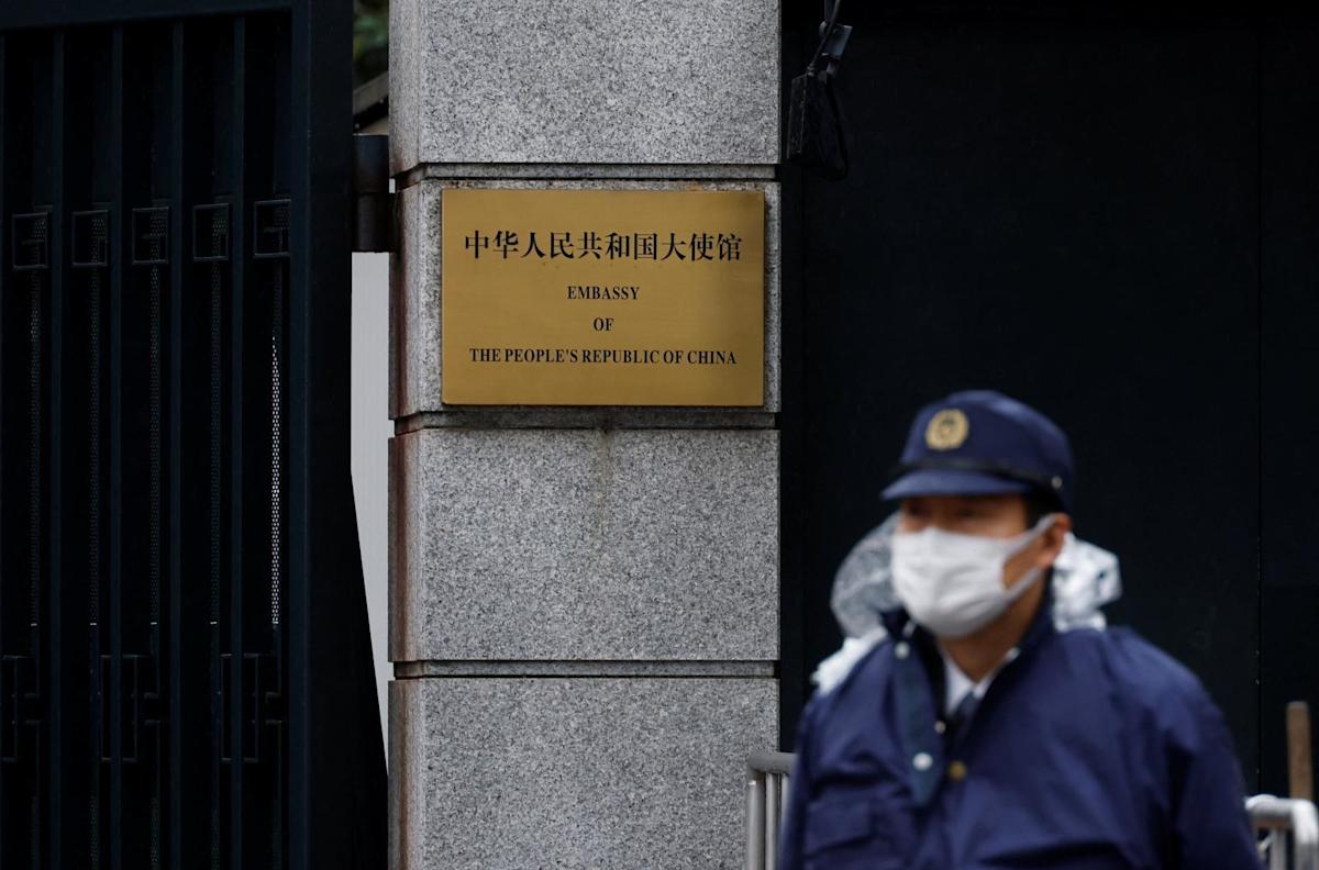 日自衛隊員持刀闖陸使館掀波！新華社「六問」重批日本，聚焦軍管失當與極右思潮