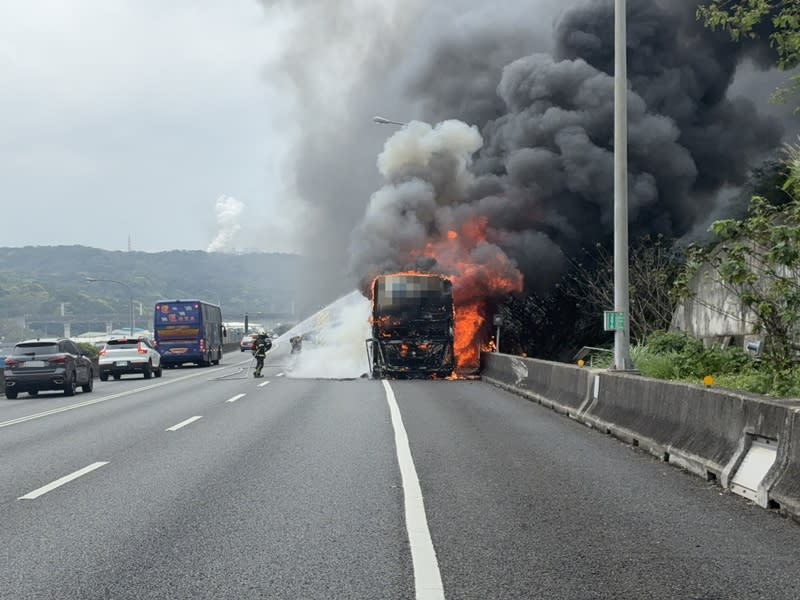 國1五楊高架遊覽車驚傳自燃！25人急疏散，大型車輛安全警訊浮現