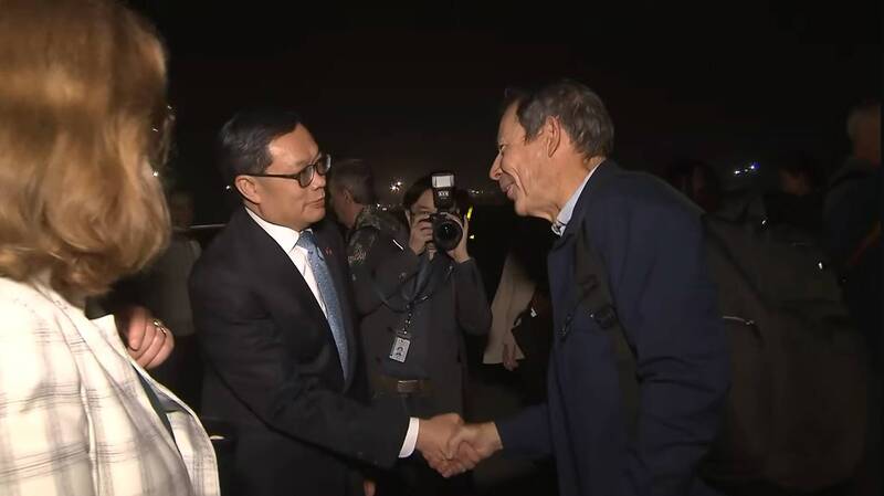 美跨黨派參議員深夜抵台力挺國防！揭台灣嚇阻力與1.25兆預算卡關關鍵