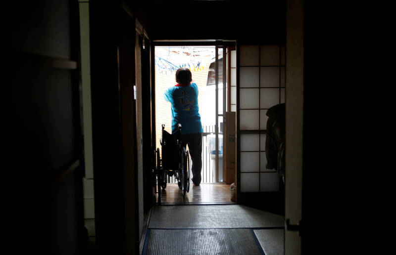 退休金不夠用？62歲主婦40年後重返職場，揭日本「邊工作邊退休」新現實