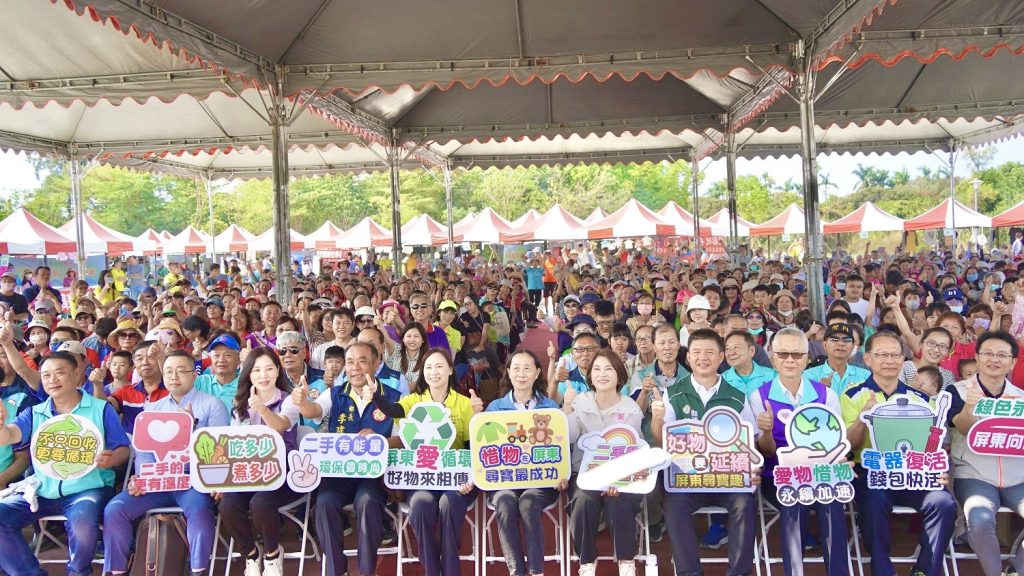 屏東萬丹森林公園二手市集湧逾八千人潮 周春米外套義賣助社福 永續環保新典範