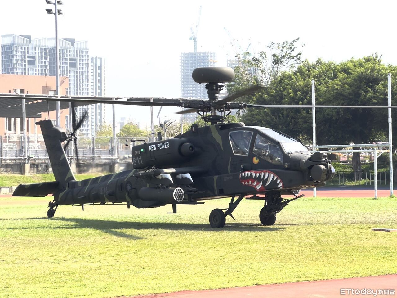 猛虎彩繪阿帕契震撼台中！黑鷹領航逢甲大學操場試降 軍事迷搶先目睹